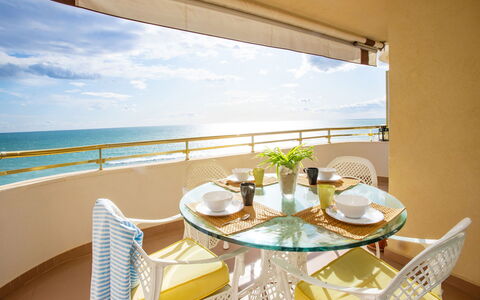 Front Beach: L'Eau, Meubles, Ciel, Propriété, Table, Chaise, Plante, Bleu Azur, Nuage, Bâtiment