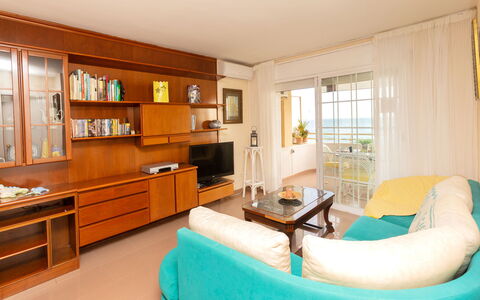 Front Beach: Cabinetry, Propriété, Comptoir, Meubles, Table, Tiroir, Étagère, Confort, Design Intérieur, Commode
