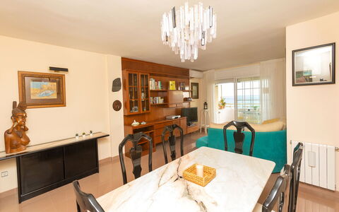 Front Beach: Cadre, Table, Meubles, Propriété, Bois, Chaise, Cabinetry, Architecture, Design Intérieur, Cuisine