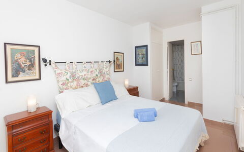 Front Beach: Meubles, Cadre, Propriété, Confort, Bleu Azur, Bois, Design Intérieur, Oreiller, Sol