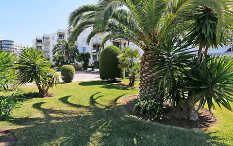 Sicilia: Ciel, Nuage, L'Eau, Bâtiment, Plante, Bleu Azur, Arbre, Piscine, Condominium, Ombre