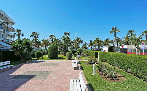 Sicilia: Ciel, Nuage, L'Eau, Bâtiment, Plante, Bleu Azur, Arbre, Piscine, Condominium, Ombre