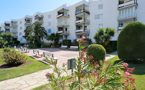 Sicilia: Ciel, Nuage, L'Eau, Bâtiment, Plante, Bleu Azur, Arbre, Piscine, Condominium, Ombre