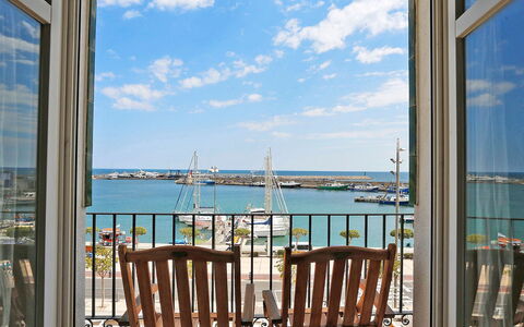 Cambrils Port: Ciel, Nuage, Bâtiment, L'Eau, Propriété, Bleu, Porche, Bleu Azur, Chaise, Bois
