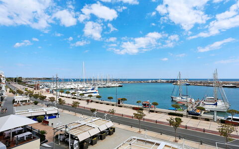 Cambrils Port: Nuage, L'Eau, Ciel, Véhicule, Bateau, Navire, Quai, Bâtiment, Lac, Ville