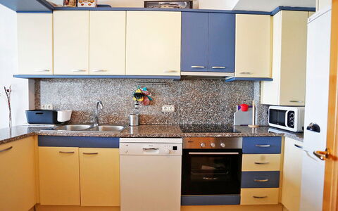 Cambrils Port: Comptoir, Cabinetry, Robinet, Evier, Propriété, Évier, Meubles, Cuisinière, Appareil De Cuisine, Bâtiment