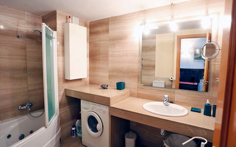 Cambrils Port: Miroir, Robinet, Luminaire Plomberie, Baignoire, Propriété, Évier, Lavabo, Armoire De Toilette, Salle De Bains, Douche