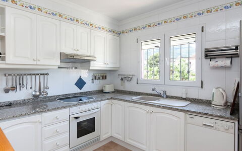 Tulipanes: Cabinetry, Comptoir, Évier, Propriété, Evier, Robinet, Fenêtre, Cuisinière, Cuisine, Design Intérieur