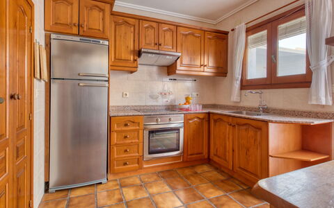El Arenal: Cabinetry, Comptoir, Meubles, Bâtiment, Cuisine, Tiroir, Appareil De Cuisine, Cuisinière, Bois, Électroménager