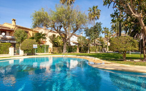El Arenal: L'Eau, Plante, Ciel, Bâtiment, Piscine, Arbre, Bleu, Paysage Naturel, Arecales, Paysage