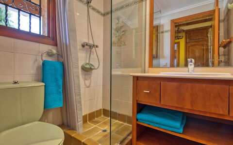 El Arenal: Miroir, Robinet, Luminaire Plomberie, Propriété, Tete De Douche, Fenêtre, Évier, Armoire De Toilette, Cabinetry, Salle De Bains