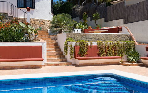 Tana: L'Eau, Plante, Propriété, Piscine, Lumière, Bleu Azur, Vert, Bleu, Rectangle, Loisir
