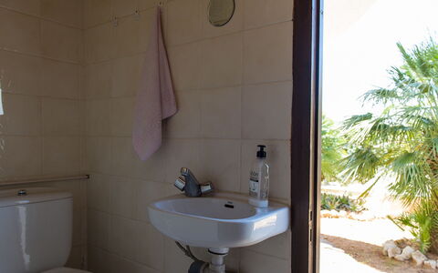 Tana: Robinet, Lavabo, Bâtiment, Luminaire Plomberie, Évier, Propriété, Plante, Miroir, Salle De Bains, Violet