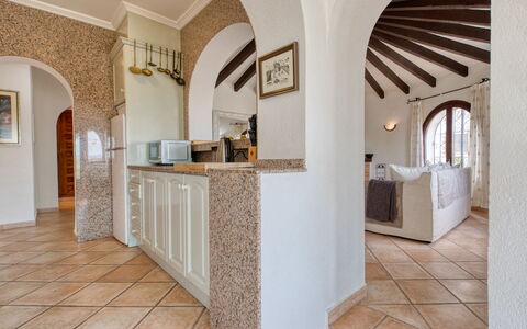 Tana: Comptoir, Plante D'Appartement, Cabinetry, Bois, Salle, Sol, Sol, Cuisine, Brique