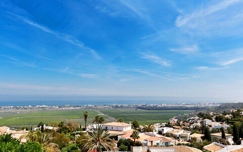 Villa Jilian: Nuage, Ciel, Plante, Arbre, L'Eau, Plan D'Eau, Design Urbain, Quartier, Zone Résidentielle, Horizon