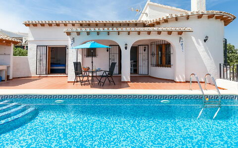 Villa Jilian: Ciel, L'Eau, Plante, Bâtiment, Nuage, Piscine, Fenêtre, Bleu Azur, Ombre, Chaise