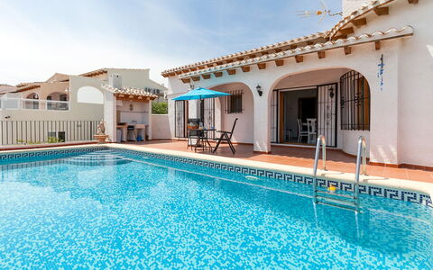 Villa Jilian: L'Eau, Ciel, Propriété, Jour, Nuage, Piscine, Bleu, Bâtiment, Bleu Azur, Loisir