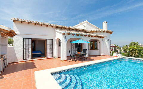 Villa Jilian: Ciel, L'Eau, Nuage, Bâtiment, Propriété, Piscine, Bleu Azur, Chaise, Ombre, Fenêtre