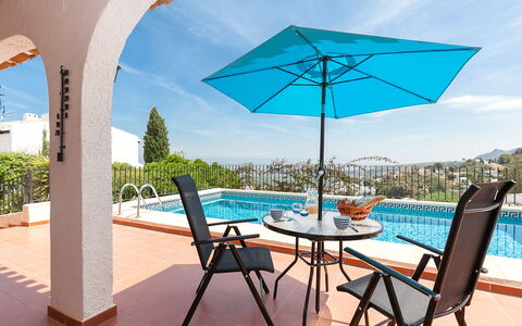 Villa Jilian: L'Eau, Ciel, Table, Meubles, Propriété, Nuage, Bâtiment, Bleu Azur, Ombre, Chaise