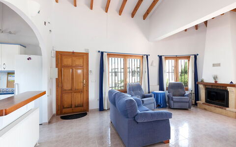 Villa Jilian: Meubles, Propriété, Bleu Azur, Bois, Cabinetry, Porte, Bâtiment, Confort, Design Intérieur, Salle