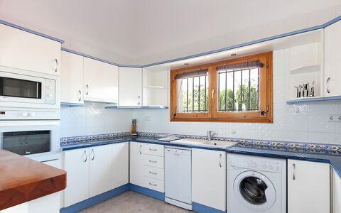 Villa Jilian: Comptoir, Cabinetry, Propriété, Évier, Robinet, Evier, Cuisine, Cuisinière, Appareil De Cuisine, Fenêtre
