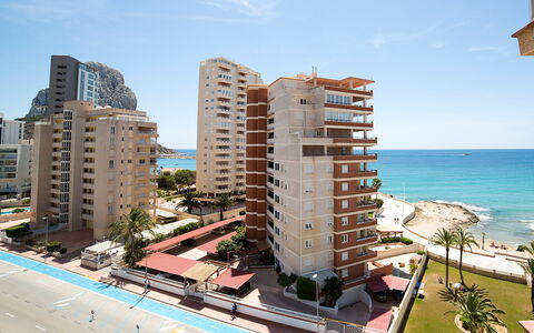 Calpe Calp 342: Ciel, Bâtiment, L'Eau, Plante, Jour, Nuage, Bloc Tour, Arbre, Piscine, Design Urbain