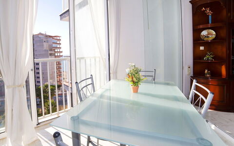 Calpe Calp 342: Table, Meubles, Propriété, Bâtiment, Fleur, Fenêtre, Chaise, Plante, Rideau, Bois
