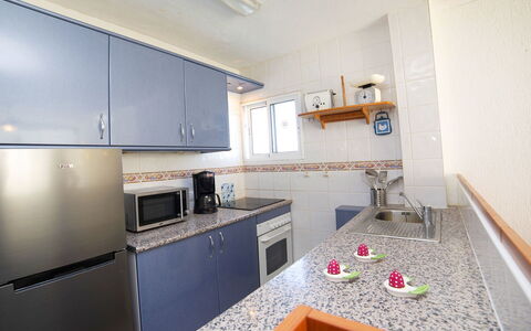 Calpe Calp 342: Comptoir, Cabinetry, Propriété, Meubles, Évier, Robinet, Cuisinière, Cuisine, Bois, Design Intérieur