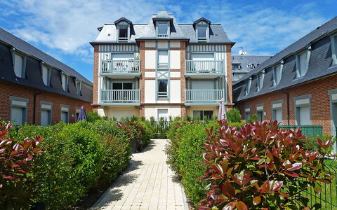 Villa Morny: Ciel, Plante, Nuage, Fenêtre, Bâtiment, Botanique, Végétation, Maison, Arbuste, Zone Résidentielle