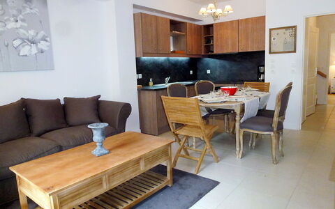 Villa Morny: Table, Meubles, Propriété, Canapé, Bois, Confort, Design Intérieur, Salon, Lampe, Sol