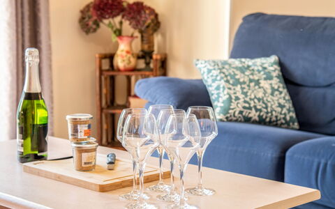 Kerdual: Table, Meubles, Propriété, Blanc, Vert, Drinkware, Design Intérieur, Textile, Bouteille, Verres À Pied