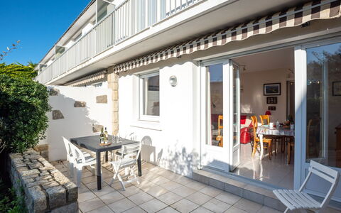 Quiberon 127: Bâtiment, Table, Meubles, Propriété, Fenêtre, Pot De Fleur, Chaise, Plante D'Appartement, Plante, Porte