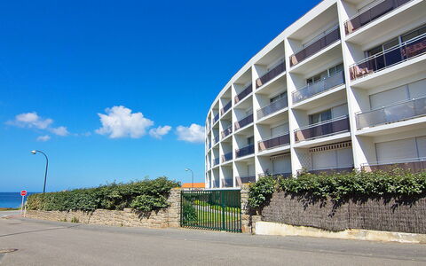 Quiberon 130: Ciel, Nuage, Plante, Bâtiment, Éclairage Public, Design Urbain, Ombre, Condominium, Façade, Paysage