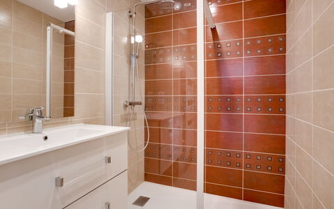 Quiberon 130: Luminaire Plomberie, Propriété, Porte De Douche, Tete De Douche, Bâtiment, Armoire De Toilette, Salle De Bains, Douche, Bois