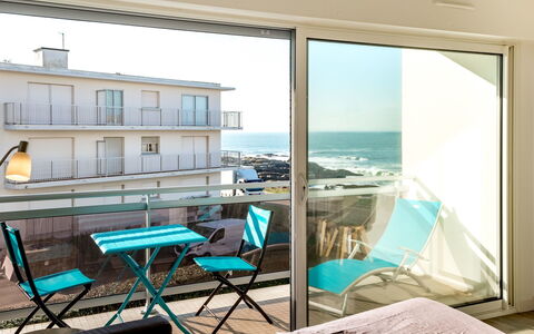 Quiberon 130: Bâtiment, Meubles, Propriété, Fenêtre, Table, Bleu Azur, Ombre, Design Intérieur, Bois, Chaise
