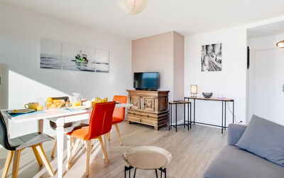 Les Gemeaux 130.3: Meubles, Table, Bois, Cadre, Design Intérieur, Sol, Sol, Plante D'Appartement, Salon, Dur