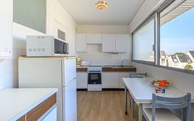 Kérabus 142.1: Cabinetry, Comptoir, Meubles, Évier, Evier, Robinet, Fenêtre, Cuisine, Cuisinière, Bois