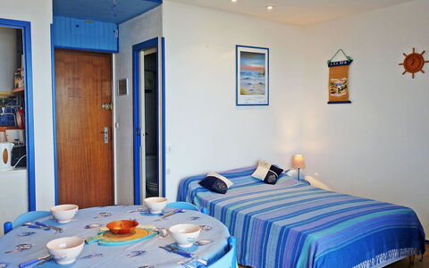 Quiberon 225: Propriété, Meubles, Bâtiment, Bleu, Bleu Azur, Décoration, Table, Textile, Design Intérieur, Éclairage