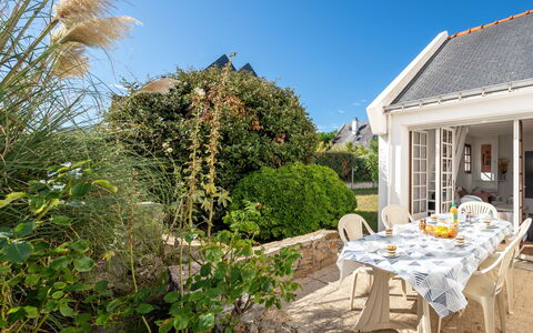 Kergroix: Plante, Ciel, Fleur, Bâtiment, Chaise, Table, Herbe, Paysage Naturel, Arbre, Maison