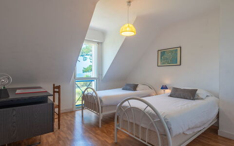 Maison Poul: Meubles, Propriété, Confort, Fenêtre, Cadre De Lit, Bois, Design Intérieur, Ombre, Lit, Sol
