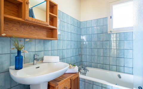 Trezen: Robinet, Luminaire Plomberie, Évier, Propriété, Baignoire, Lavabo, Bleu, Bleu Azur, Salle De Bains, Violet