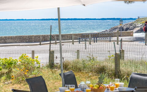 Trezen: L'Eau, Table, Plante, Ciel, Meubles, Propriété, Chaise, Lumière, Ombre, Vaisselle