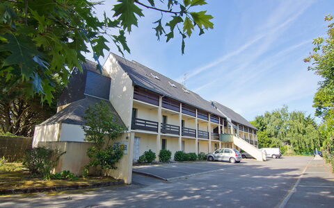 Plein Soleil: Plante, Ciel, Bâtiment, Propriété, Fenêtre, Nuage, Ombre, Arbre, Design Urbain, Surface De La Route