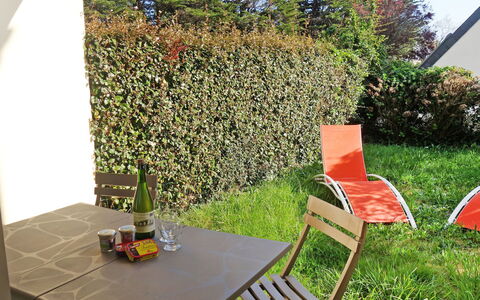 Plein Soleil: Table, Meubles, Plante, Propriété, Chaise, Mobilier De Jardin, Herbe, Arbre, Tableau De Plein Air, Loisir