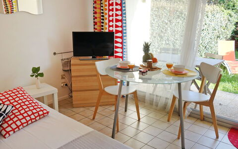 Plein Soleil: Table, Meubles, Plante, Bâtiment, Chaise, Orange, Plante D'Appartement, Bois, Design Intérieur, Fenêtre