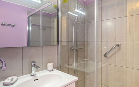 Carnac 175: Luminaire Plomberie, Évier, Tete De Douche, Robinet, Salle De Bains, Douche, Lavabo, Porte De Douche, Éclairage