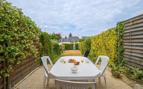 Carnac 175: Ciel, Nuage, Plante, Propriété, Meubles, Table, La Nature, Chaise, Paysage Naturel, Mobilier De Jardin