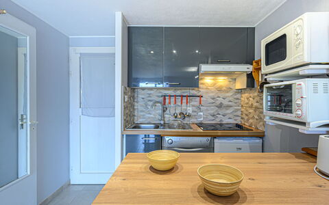 Carnac 175: Comptoir, Porte, Cabinetry, Vaisselle, Bois, Bâtiment, Design Intérieur, Cuisine, Tache De Bois, Sol