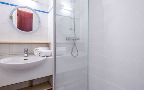 Carnac 180: Robinet, Luminaire Plomberie, Miroir, Évier, Lavabo, Salle De Bains, Douche, Design Intérieur, Bâtiment, Plomberie