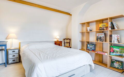 Courdiec: Meubles, Propriété, Confort, Cabinetry, Bois, Textile, Cadre De Lit, Design Intérieur, Bâtiment, Lit